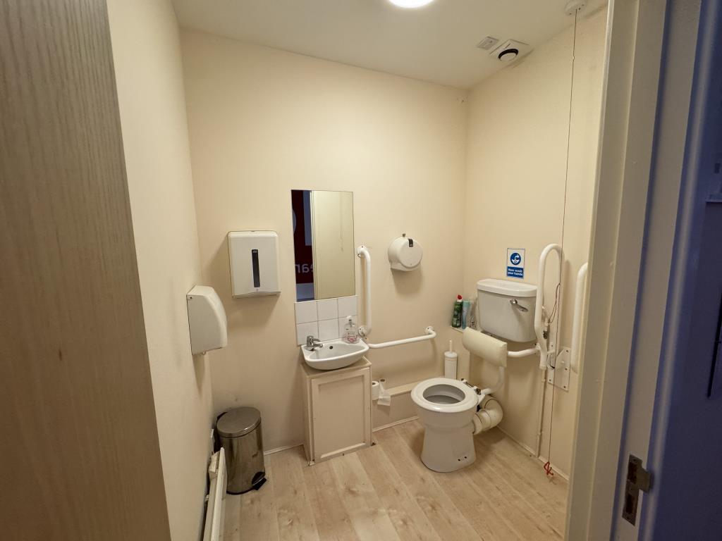 Lot: 49 - PAIR OF MODERN PURPOSE BUILT OFFICE UNITS TOTALLING 321 SQ.M WITH SCOPE FOR SUBDIVISION - Disabled Cloakroom